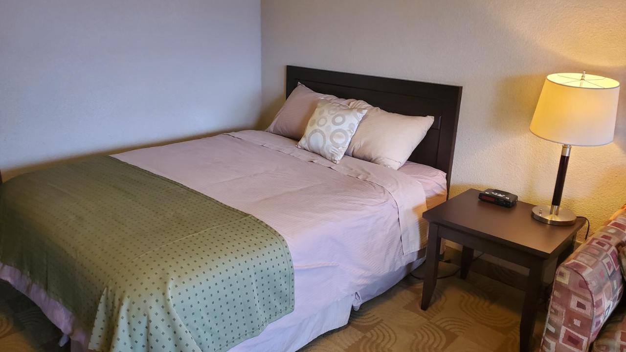 Shoreside Inn & Suites Wabamun Esterno foto