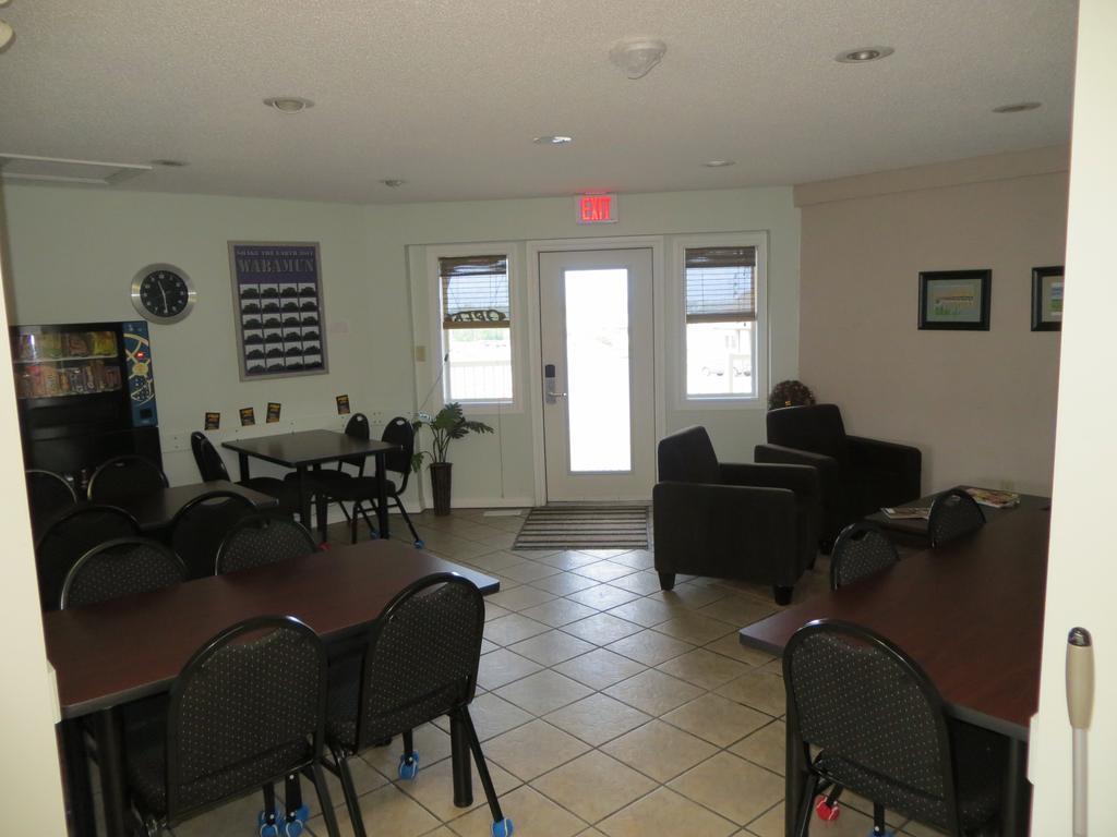 Shoreside Inn & Suites Wabamun Esterno foto