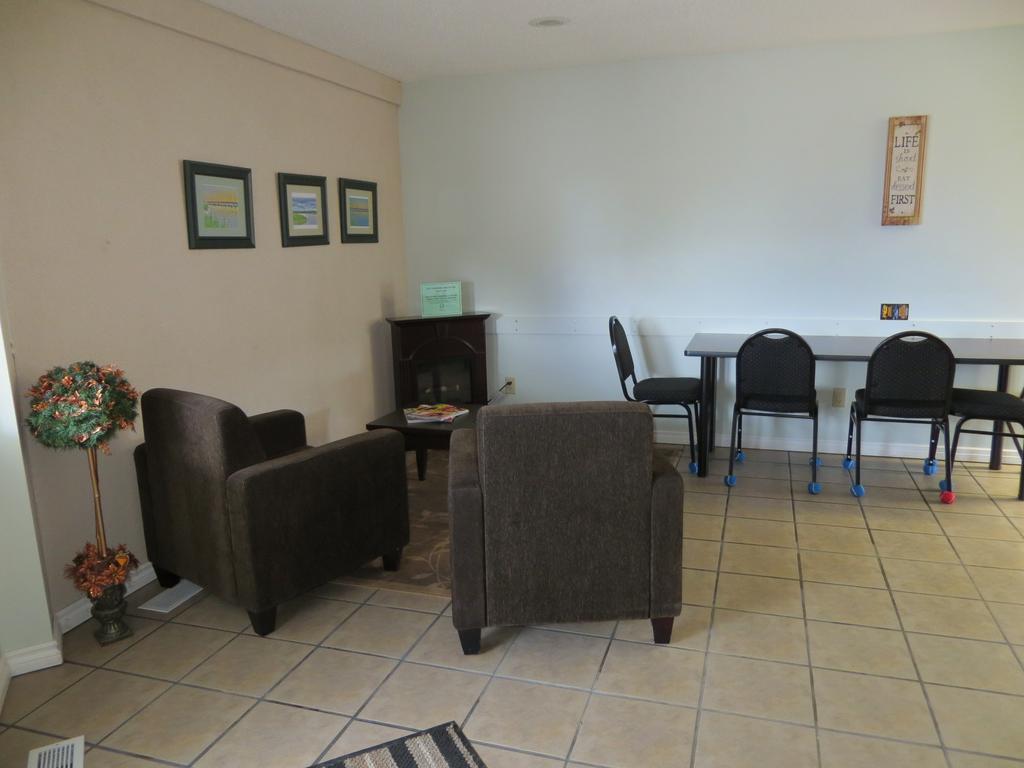 Shoreside Inn & Suites Wabamun Esterno foto